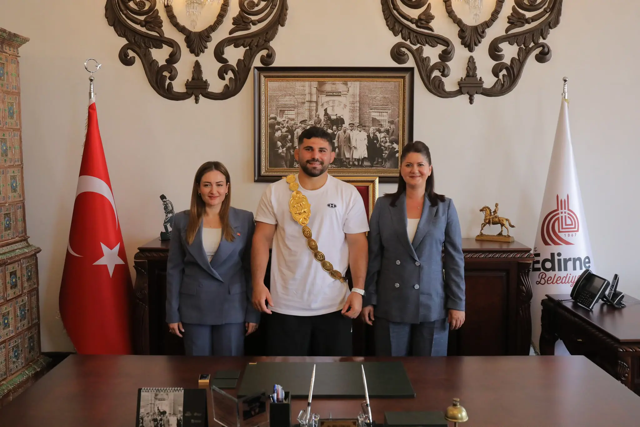 BAŞKAN FİLİZ GENCAN, 665. KIRKPINAR BAŞPEHLİVANI ERKAN TAŞ VE EDİRNELİ PEHLİVANLARI BELEDİYEDE AĞIRLADI galeri görseli